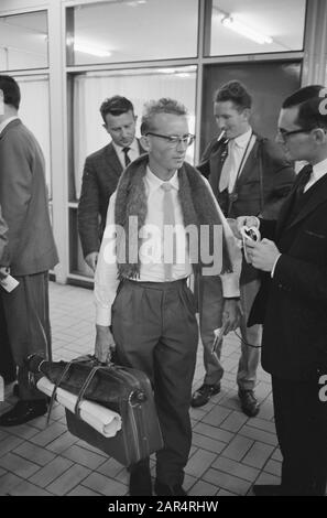 Evagues de Nouvelle-Guinée néerlandaise (evacue avec deux fils et un soldat Clement) Date : 29 mai 1962 Banque D'Images