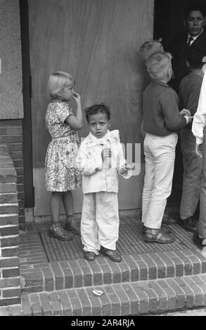 Esvacués de la Nouvelle-Guinée dans les casernes de Willem de Zwijger à Wezep Date : 17 août 1962 lieu : Gueldre, Wezep mots clés : évacués, enfants Banque D'Images