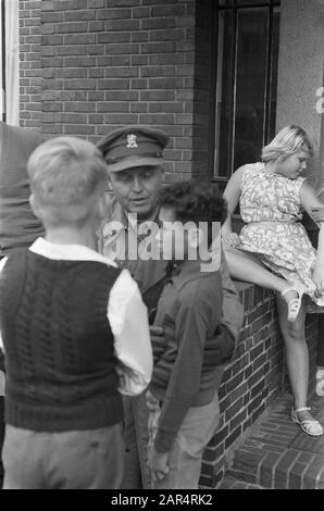 Evagues de Nouvelle-Guinée dans les casernes de Willem de Zwijger à Wezep Date : 17 août 1962 lieu : Gueldre, Wezep mots clés : évacués, enfants, soldats Banque D'Images