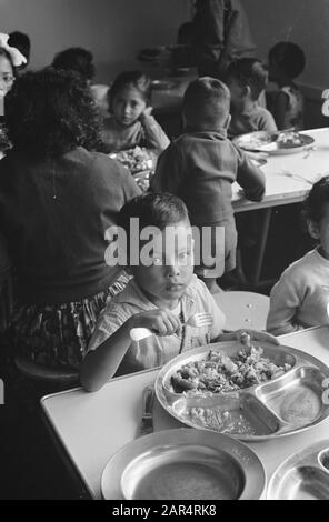 Esvacués de la Nouvelle-Guinée dans les casernes de Willem de Zwijger à Wezep Date : 17 août 1962 lieu : Gueldre, Wezep mots clés : évacués, enfants Banque D'Images
