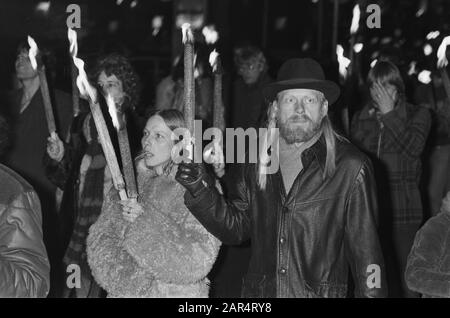 Défilé de chalumeau au Rokin à Amsterdam, en mémoire de John Lennon; environ 1000 personnes ont participé Date: 12 décembre 1980 lieu: Amsterdam, Noord-Holland mots clés: Parades de Torchlight Banque D'Images