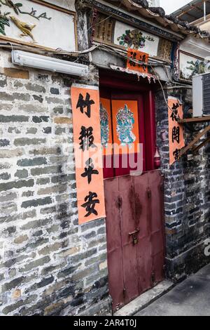 Un petit vieux temple à l'intérieur du village Fortifié de Kat Hing Wai, Kam Tin, Hong Kong Banque D'Images