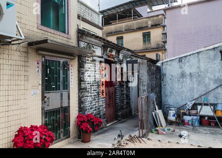 Un petit vieux temple à l'intérieur du village Fortifié de Kat Hing Wai, Kam Tin, Hong Kong Banque D'Images