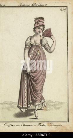 merveilleuse tendance avec ventilateur, 1800. Robe de cheveux de mouchoir attaché avec des tresses de cheveux. Habillez-vous avec un bas décolleté et des formes de losange sur le devant. Coeffure en Cheveux et Fichu. Losanges. Gravure en copperplate de couleur à la main du Journal des modes et Dames de Pierre de la Mesangere, Paris, 1800. Les illustrations du volume 4 étaient Carle Vernet, Bosio, Dutailly et Philibert Louis Debucourt. Banque D'Images