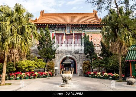 La Porte D'Entrée Et Le Monastère Bouddhiste Po Lin, Île De Lantau, Hong Kong Banque D'Images