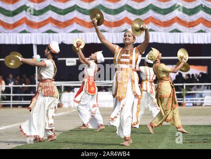 Guwahati, Assam, Inde. 26 janvier 2020. Les artistes font de la danse traditionnelle, lors des célébrations de la 71ème journée de la République, au Veterinary College Playground, Khanapara à Guwahati. Crédit: David Talukdar/Zuma Wire/Alay Live News Banque D'Images