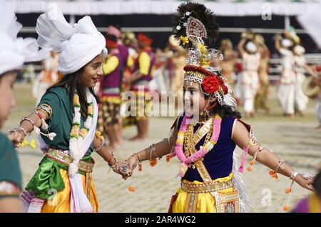 Guwahati, Assam, Inde. 26 janvier 2020. Les artistes font de la danse traditionnelle, lors des célébrations de la 71ème journée de la République, au Veterinary College Playground, Khanapara à Guwahati. Crédit: David Talukdar/Zuma Wire/Alay Live News Banque D'Images