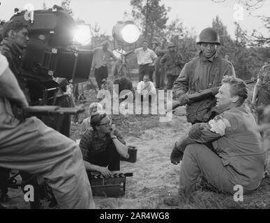 Enregistrements de films avec l'acteur Van Johnson dans le Harskamp pour le fim The Last Blitzkrieg [assis à droite l'acteur Van Johnson] Annotation: Le film est allé le 30 janvier 1959 aux Etats-Unis en première Date: 17 juin 1958 lieu: Gelderland, Harskamp mots clés: Films, enregistrements personnels nom: Johnson Van Banque D'Images