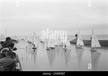 Fin Gold Cup 1963 sur IJsselmeer à Medemblik. Les deux participants russes ont quitté Chuchelov et droite Mankin Date : 15 août 1963 lieu : Ijsselmeer, Medemblik mots clés : voile Banque D'Images