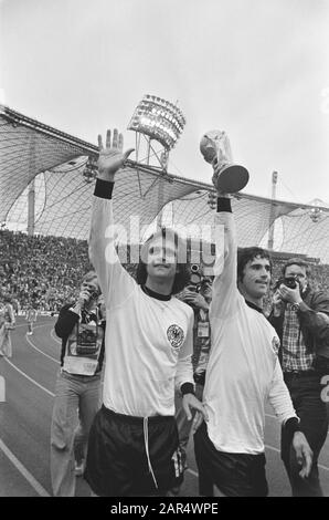 Finale coupe du monde 1974 à Munich, Allemagne de l'Ouest contre les Pays-Bas 2-1; Gerd Muller avec la coupe du monde, gauche Wolfgang Overath Date: 7 juillet 1974 lieu: Munich, Pays-Bas, Allemagne de l'Ouest mots clés: Finales, sport, football, championnats du monde Nom personnel: Gerd Muller Nom de l'institution: Pays-Bas Banque D'Images