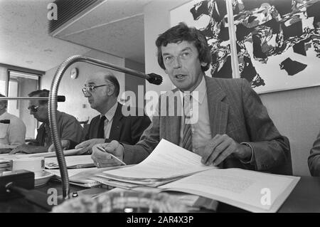 Réunion Conseil de la Fédération FNV à Amsterdam Président du FNV Wim Kok (à droite) à gauche à côté de lui Vice-président Wim Spit lors d'une réunion du Conseil de la Fédération du FNV à Amsterdam Date: 7 septembre 1981 lieu: Amsterdam, Noord-Holland mots clés: Syndicats, réunions, présidents Nom personnel: Kok, Wim, Spit, Wim Banque D'Images