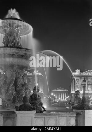 Reportage Fontaine de Paris sur La Place de la Concorde avec en arrière-plan la Madeleine Date : juin 1936 lieu : France, Paris mots clés : fontaines, édifices religieux Banque D'Images