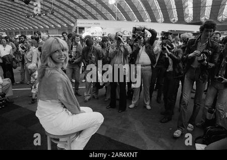 Photographier et filmer au RAI comme manifestation finale de cours photographier et filmer Teleac, sera jusqu'au dimanche Date: 28 mai 1981 mots clés: Photographie, cours, événements Nom de l'institution: Teleac Banque D'Images