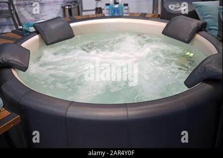 jacuzzi rond avec eau dans la salle de bains Banque D'Images