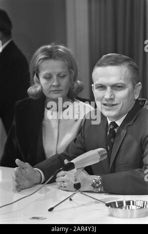 Frank Borman et épouse donnant une conférence de presse à Schiphol Date : 11 février 1969 lieu : Noord-Holland, Schiphol mots clés : astronautes, conférences de presse Banque D'Images