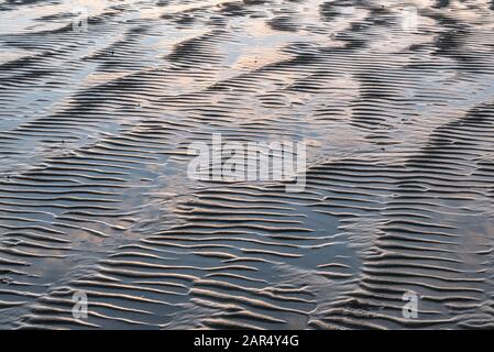 Ripples dans le sable à marée basse sur une plage en Irlande Banque D'Images