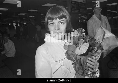 La chanteuse française Mireille Mathieu est accueillie avec des fleurs à Schiphol Date: 30 juin 1970 lieu: Amsterdam, Noord-Holland, Schiphol mots clés: Arrivée et départ, chansonnière, chansons, portraits, chanteurs Nom personnel: Mathieu, Mireille Banque D'Images