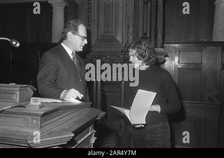 Prix du Reina Prinsen Geerligsprijs à Frans Kusters. A. Prinsen Geerligs (à gauche), frère de Reina, a décerné le prix à l'auteur dans l'auditorium de l'Université d'Amsterdam. Le Reina Prinsen Geerligsprijs était un prix littéraire annuel, établi en 1946 par les parents de l'écrivain Reina Prinsen Geerligs qui est mort lors de la seconde Guerre mondiale (1922-1943), pour garder la mémoire de son vivant. Le prix a été décerné à des écrivains âgés de 20 à 25 ans. La dernière cérémonie a eu lieu en 1979. 24 Novembre 1973; Banque D'Images