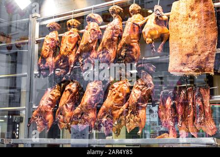 Canard rôti et autres viandes cuites accrochées dans la fenêtre avant d'un restaurant chinois dans le quartier chinois de Londres Banque D'Images