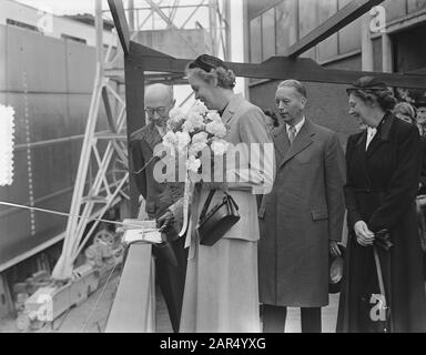 Tewaterlating Mme Charis à Bolnes pour KNSM par Mme Kruseman-Plantinga. Derrière son mari Jacob Paul Kruseman Date: 4 octobre 1953 lieu: Bolnes mots clés: Construction navale, chantiers navals, navires Nom personnel: Kruseman Jacob Paul Nom de l'institution: KNSM, MS Charis Banque D'Images