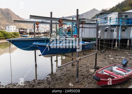 Bateaux de pêche dans un quai sec, Tai O Village, Hong Kong Banque D'Images