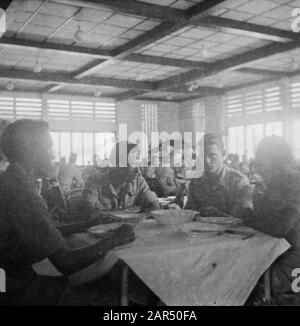 Tjilungsir, Batavia, Kalong, Gambling Status-quo ligne, repas commun 1ère et 3ème reg. Hunters, football game repas communal 1ère et 3ème Régiment chasseurs, Date : avril 1948 lieu : Indonésie, Antilles néerlandaises de l'est Banque D'Images