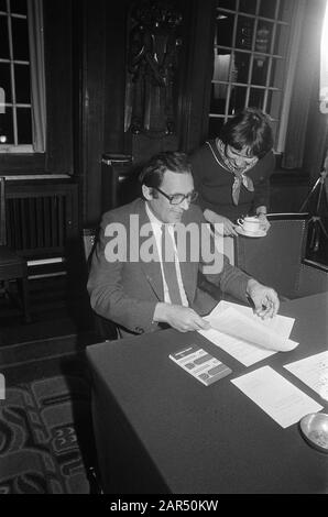 City Council Amsterdam; hommes de remplacement; Lammers dans la banque de groupe politique, rire Date: 21 janvier 1976 lieu: Amsterdam, Noord-Holland mots clés: Remplacements, conseils municipaux, hommes d'aldermen Banque D'Images