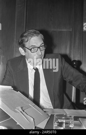Le conseil municipal se réunit au sujet de la nouvelle mairie de Waterlooplein Alderthouder Lammers au cours de la réunion Date: 11 octobre 1972 mots clés: Réunions, conseils municipaux, mairie Nom personnel: Lammers, Han Banque D'Images
