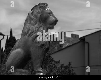 Sculpture Lion en noir et blanc à l'entrée d'une maison Banque D'Images