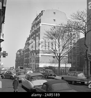 Pariser Bilder [la vie de rue de Paris] Voitures Garées dans la rue Date: 1965 lieu: France, Paris mots clés: Voitures, images de rue