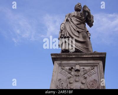 Statue de Saint Pierre sur le Ponte Sant'Angelo qui mène à Castel Sant'Angelo à Rome, Italie. Cette sculpture est l'œuvre de Lorenzetto. Banque D'Images