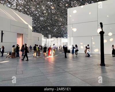 Abu Dhabi / Emirats Arabes Unis - 3 janvier 2019 : Musée du Louvre à Abu Dhabi. Vue sur l'intérieur du beau musée du Louvre avec « pluie de lumière ». Banque D'Images