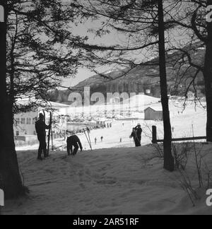 Hiver au Tyrol vue des amateurs de sports d'hiver aux remontées mécaniques de Patscherkofel Date: Janvier 1960 lieu: Igls, Autriche, Tyrol mots clés: Montagnes, téléphérique, paysages, ski, neige, hiver, sports d'hiver Banque D'Images