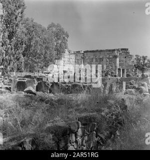 Israël 1948-1949:Galilée vue des ruines partiellement reconstituées d'une synagogue du troisième siècle à Kapernaum Date: 1948 lieu: Israël, Kapernaum, Capernaum, Tiberias mots clés: Archéologie, histoire, religion juive, ruines, synagogues, colonnes Banque D'Images