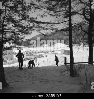 Hiver au Tyrol vue des amateurs de sports d'hiver aux remontées mécaniques de Patscherkofel Date: Janvier 1960 lieu: Igls, Autriche, Tyrol mots clés: Montagnes, téléphérique, paysages, ski, neige, hiver, sports d'hiver Banque D'Images