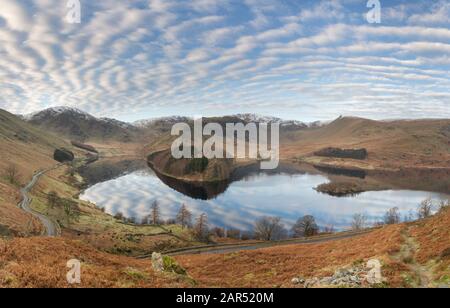 Réservoir Haweswater dans le district de English Lake, de la Old Corpse Road, en face de Riggindale et High Street, pendant une journée d'hiver très froide Banque D'Images