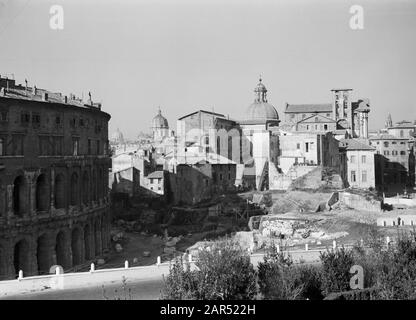 Rome: Visite à la Cité du Vatican vue sur le Marsveld avec gauche le théâtre de Marcellus et en arrière-plan le dôme de la Basilique Saint-Pierre Date: Décembre 1937 lieu: Italie, Rome, Cité du Vatican mots clés: Archéologie, bâtiments, bâtiments d'église, ruines, sculptures de ville, théâtre Banque D'Images