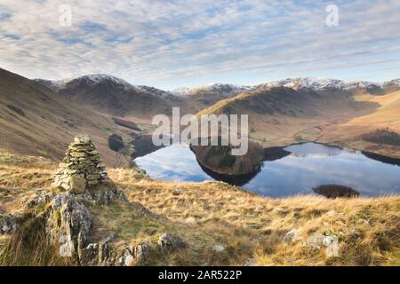 Réservoir Haweswater dans le district de English Lake, de la Old Corpse Road, en face de Riggindale et High Street, pendant une journée d'hiver très froide Banque D'Images