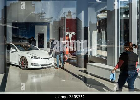 Salle d'exposition New Tesla Motors dans le quartier de Meatpacking à New York Banque D'Images