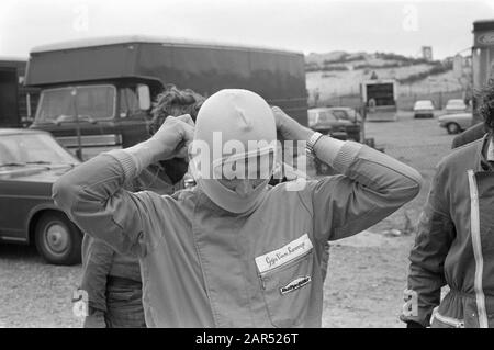 Grand Prix, Zandvoort, Training Gijs van Lennep met son casque à Date: 16 juin 1971 lieu: Noord-Holland, Zandvoort Nom du personnage: Lennep, Gijs van Banque D'Images