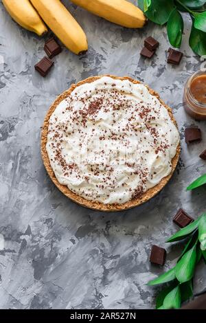 Un dessert traditionnel de bananes. Banoffee pai avec fromage à la crème et chips de chocolat à base de bretzels marinés. Banque D'Images