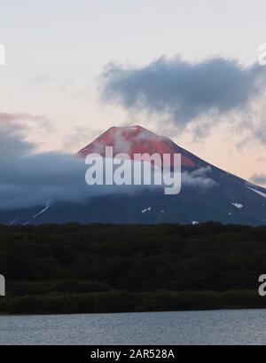 Ilynsky volcan. Lac Kurile. Kamchatka. La Sibérie. La Russie. Banque D'Images