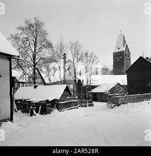 Rothaargebergte Girkhausen en hiver Date : non daté lieu : Allemagne, Girkhausen, Rhénanie-du-Nord-Westphalie, Allemagne de l'Ouest mots clés : images de village, édifices religieux, neige, hiver Banque D'Images