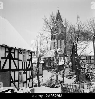 Rothaargebergte Girkhausen en hiver Date : non daté lieu : Allemagne, Girkhausen, Rhénanie-du-Nord-Westphalie, Allemagne de l'Ouest mots clés : images de village, édifices religieux, neige, hiver Banque D'Images