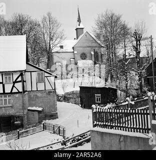 Rothaargebergte Girkhausen en hiver Date : non daté lieu : Allemagne, Girkhausen, Rhénanie-du-Nord-Westphalie, Allemagne de l'Ouest mots clés : images de village, édifices religieux, neige, hiver Banque D'Images