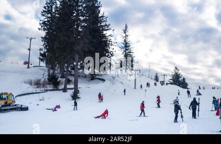 Paltinis Arena Platos, Roumanie - 11 Janvier 2020. Beaucoup de gens sur une piste de montagne à la station de ski de Paltinis Arena Platos. Paltinis Arena Platos Est Banque D'Images