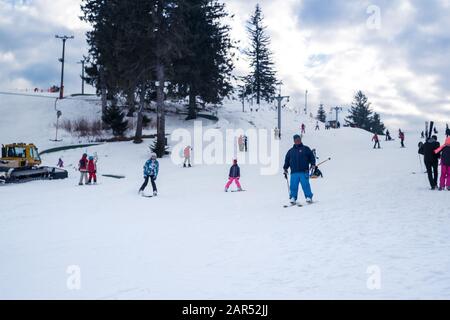 Paltinis Arena Platos, Roumanie - 11 Janvier 2020. Beaucoup de gens sur une piste de montagne à la station de ski de Paltinis Arena Platos. Paltinis Arena Platos Est Banque D'Images