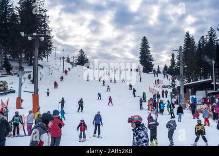 Paltinis Arena Platos, Roumanie - 11 Janvier 2020. Beaucoup de gens sur une piste de montagne à la station de ski de Paltinis Arena Platos. Paltinis Arena Platos Est Banque D'Images