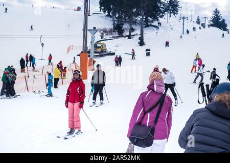 Paltinis Arena Platos, Roumanie - 11 Janvier 2020. Beaucoup de gens sur une piste de montagne à la station de ski de Paltinis Arena Platos. Paltinis Arena Platos Est Banque D'Images