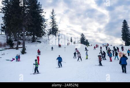 Paltinis Arena Platos, Roumanie - 11 Janvier 2020. Beaucoup de gens sur une piste de montagne à la station de ski de Paltinis Arena Platos. Paltinis Arena Platos Est Banque D'Images